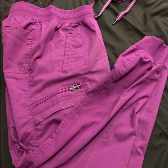 Healing hands scrub set with jogger bottoms - Picture 3 of 3